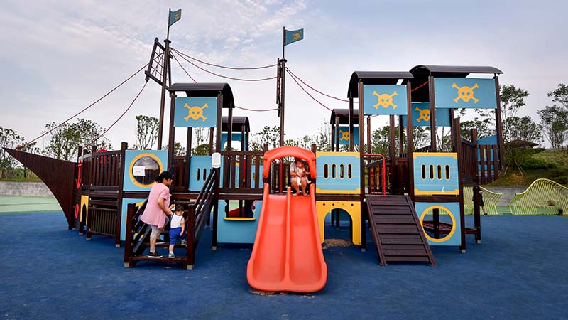 Playing outdoor playground equipment is beneficial to children's education