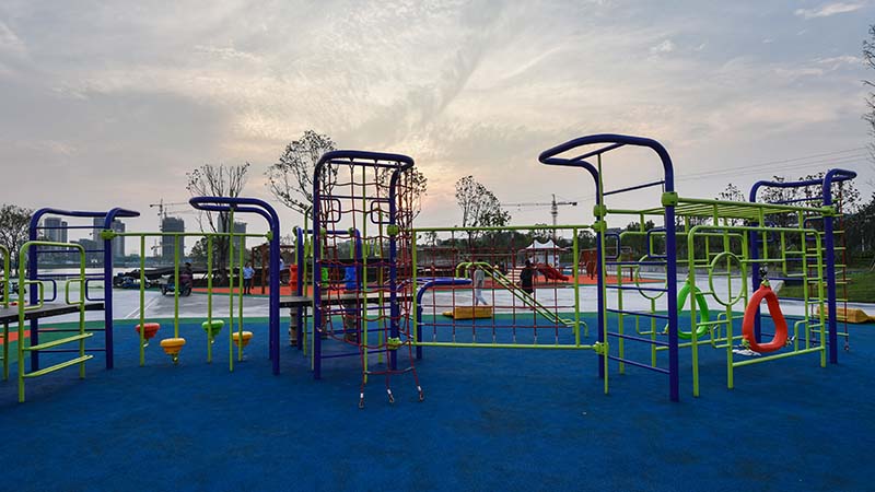 How to design a safe outdoor playground equipment