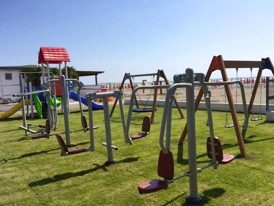 What are the advantages and disadvantages of outdoor fitness equipment?